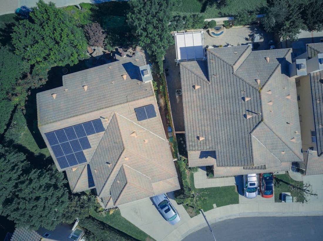 Monteur bei der Solarmontage