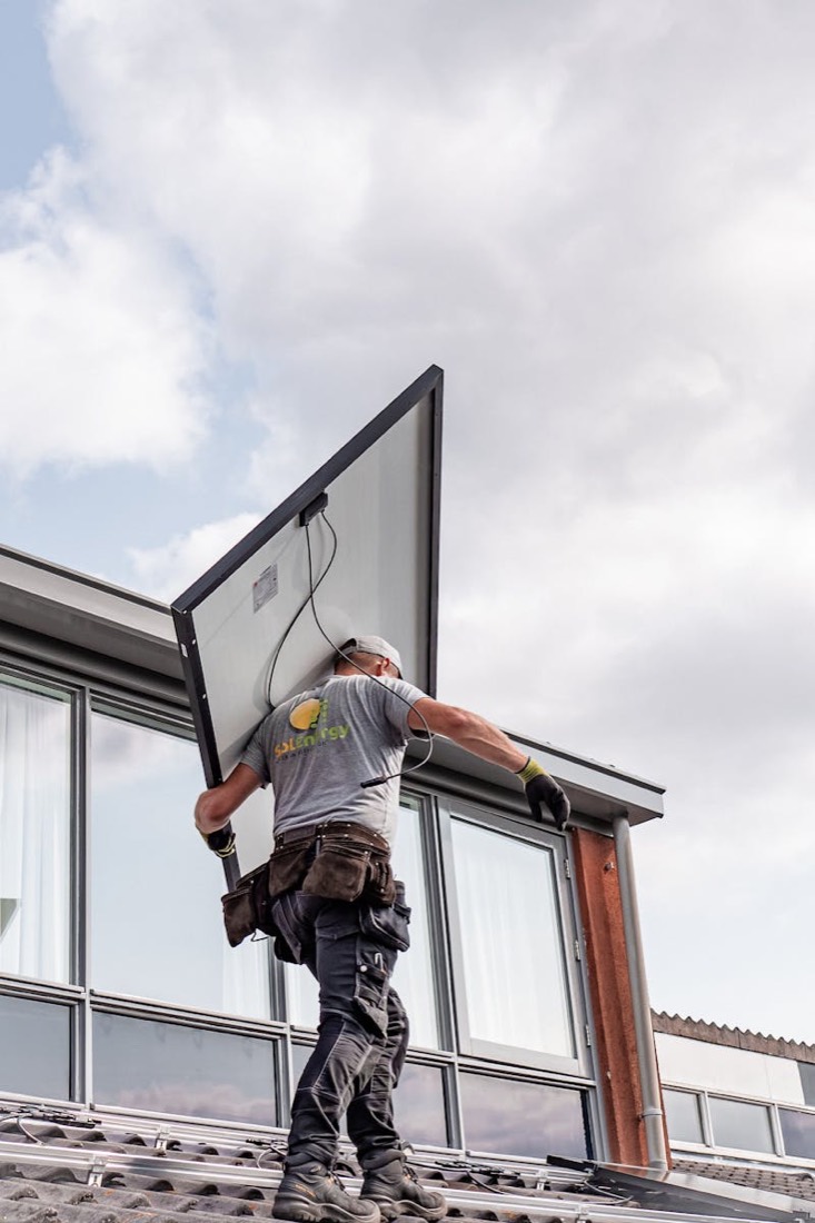 Monteur bei der Installation einer Photovoltaik-Anlage