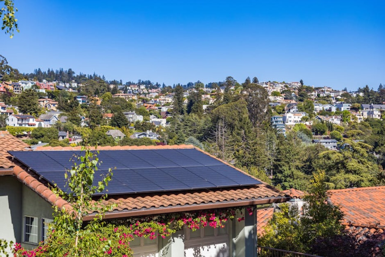 Einfamilienhaus mit Photovoltaik-Anlage in der Sonne